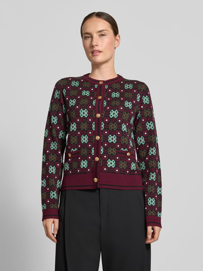 Modelka kobieca nosi kardigan rozpinany Regular Fit Strickjacke aus Viskose-Mix model 'FunkyCardi' od JAKE*S WOMAN COLLECTION, wzór w odcieniach bordowym, zielonym i brązowym, tekstura dzianiny, widok całej sylwetki z przodu.