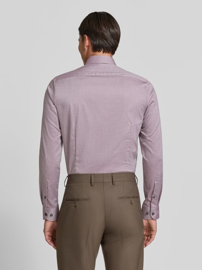 Männermodel trägt Body Fit Businesshemd aus Baumwoll-Mix von OLYMP in hellem Lila, kombiniert mit brauner Hose, Ganzkörperansicht Rückansicht, Herren Businesshemd von OLYMP Level 5.