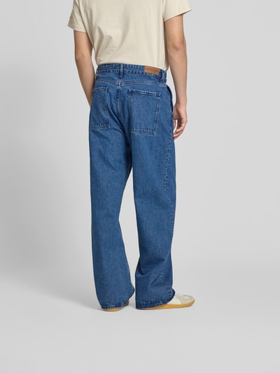 Männermodel trägt Straight Fit Jeans mit Logo-Detail von WON HUNDRED in Blau aus Reine Baumwolle, Eingriffstaschen, Ganzkörperansicht Rückansicht.