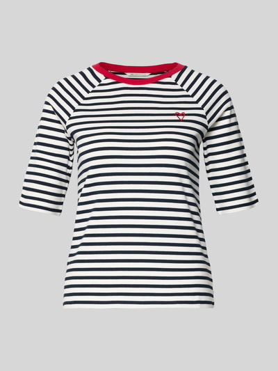 Produktfoto, Shaped Fit T-Shirt aus reiner Baumwolle von Tom Tailor Denim, efekt: jednolity kolor, wzór w paski, wyhaftowane logo i motyw serca, okrągły dekolt z drobnym prążkowaniem, krótki rękaw, wykończenie materiału: drobne prążkowanie, 100% bawełna