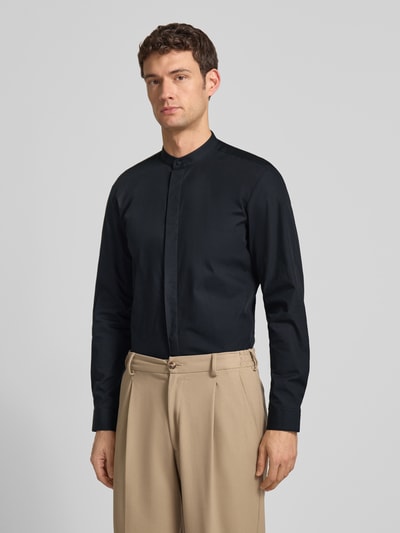Męski model nosi Slim Fit Businesshemd aus reiner Baumwolle Modell 'KALEB' od HUGO, efekt: jednolity kolor, długi rękaw, stójka, listwa guzikowa jednorzedowa, wyhaftowane logo, pas na plecach, mankiety kombi, materiał: bawełna; całe ciało, widok z przodu.