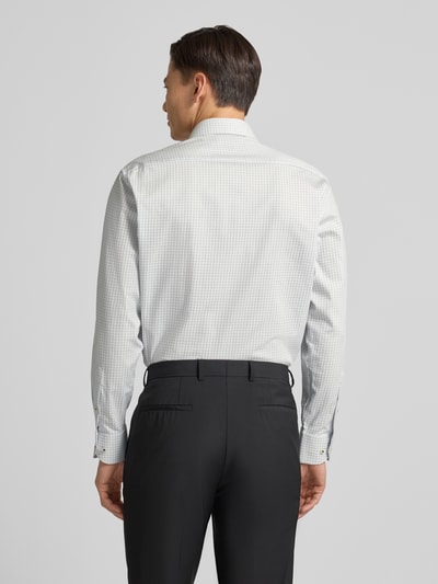 Männermodel trägt Comfort Fit Businesshemd aus Baumwolle mit Kentkragen von ETERNA, Rückenlänge 58 cm, Ganzkörperansicht Rückansicht.