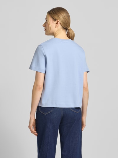 Frauenmodel trägt Oversized T-Shirt aus reiner Baumwolle Modell 'SARA METTE' von Vero Moda, Optik: Unifarben, Ganzkörperansicht Rückansicht
