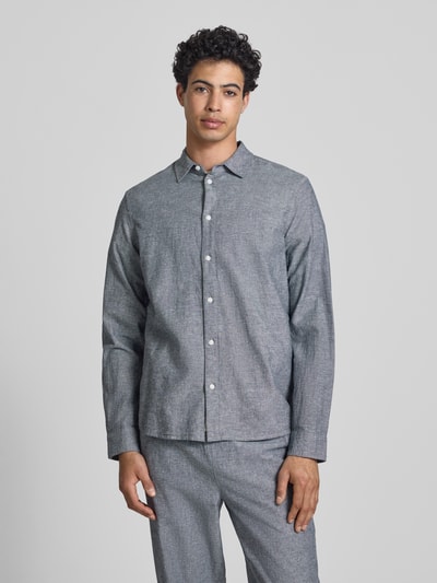 Männermodel trägt Regular Fit Freizeithemd mit Kentkragen Modell 'ABAN' von Blend, grau, Knopfleiste, Ganzkörperansicht von vorne.