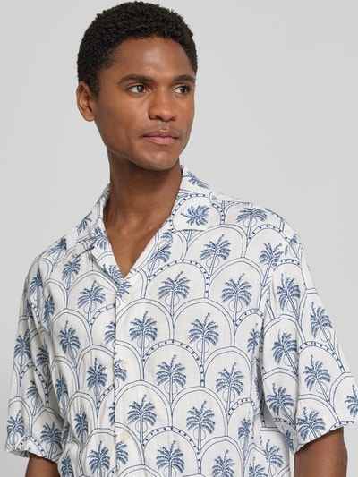 Męski model nosi Regular Fit Freizeithemd aus reiner Viskose Modell 'Fred' von JACK & JONES, kwiatowy nadruk na całej powierzchni, kołnierz z połami, krótki rękaw, listwa guzikowa, premium, długość tyłu w rozmiarze M: 76 cm, szerokość w rozmiarze M: 54 cm, długość rękawów w rozmiarze M: 29 cm, jasny i niebieski wzór, tekstura gładka, zbliżenie na górę ciała