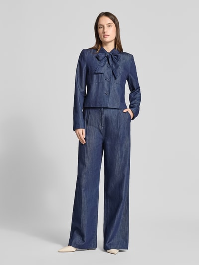 Vrouwenmodel draagt Regular Fit Blazer in denim-look met lyocell van Christian Berg Woman Selection, donkerblauw, getailleerd, voorkant, totale lichaamsopname.