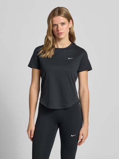 Frauenmodel trägt Damen T-Shirt mit Logo Modell 'Tempo' von NIKE TRAINING, Regular-Fit, schwarzer Stoff, Rundhalsausschnitt, Ganzkörperansicht von vorne. Rückenlänge bei Größe S: 56 cm.