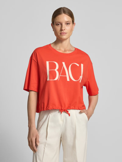 Frauenmodel trägt Boxy Fit T-Shirt mit Perlen und Tunnelzug von Oui, leuchtend rot, Baumwoll-Elasthan-Mix, Rundhals, Frontprint, Nahaufnahme Oberkörper.