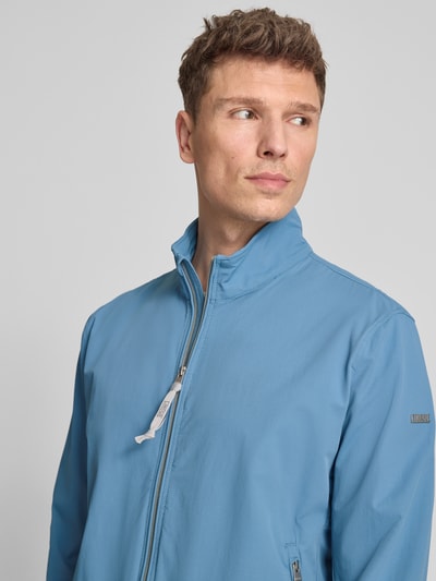 Männermodel trägt Blouson mit Zweiwege-Reißverschluss Modell 'SCRIP' von CINQUE aus Baumwoll-Mix mit Stretch-Anteil, Nahaufnahme Oberkörper.