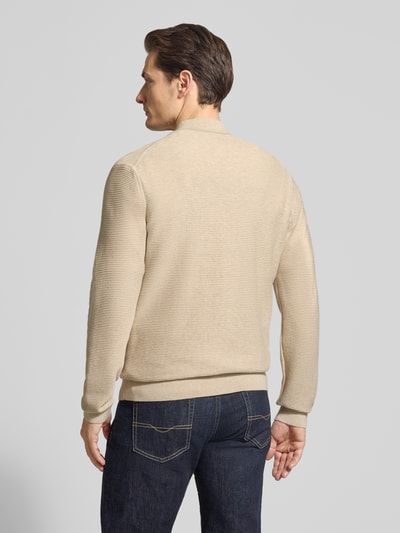Męski model nosi Regular Fit Cardigan mit Stehkragen od OLYMP Level Five z czystej bawełny, imitacja dzianiny, zamek błyskawiczny, elastyczne wykończenia, długość tyłu 68 cm, długość rękawów 67 cm, widok całej sylwetki od tyłu.