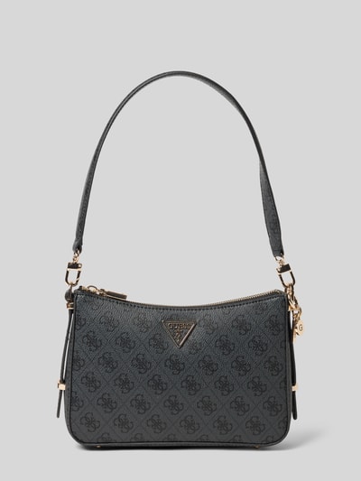 Produktfoto, schwarze Handtasche mit Logo-Muster Modell 'ECO ERICA' von Guess, goldfarbene Details, strukturierte Oberfläche, 24x15x6 cm, Schulterriemen 56 cm, Hauptfach mit Reißverschluss