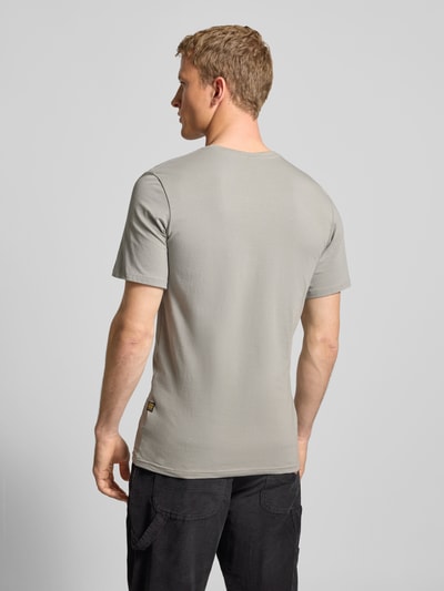 Männermodel draagt Slim Fit T-shirt met ronde hals van G-star, mix van katoen en elastaan, logoprint, ruglengte maat M 72 cm, Ganzkörperansicht Rückansicht.