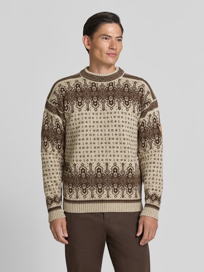 Männermodel trägt Regular Fit Pullover aus reiner Wolle Modell 'Albertville' von Dale of Norway in Beige-Braun mit Strick-Optik, Ganzkörperansicht von vorne, Rückenlänge 66 cm, Ärmellänge 59 cm.