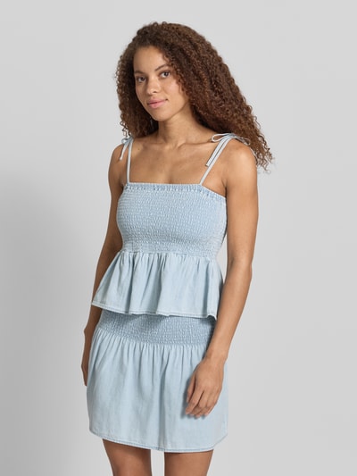 Frauenmodel trägt Blusentop mit Smok-Detail Modell 'OREGON' von Noisy May aus Reine Baumwolle, Slim-Fit, Denim-Optik, Träger mit Schnürung, Ganzkörperansicht von vorne.