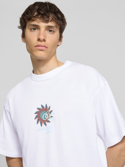 Männermodel trägt T-Shirt mit Label-Print und Rundhalsausschnitt von Jack & Jones, Reine Baumwolle, Regular-Fit, Nahaufnahme Oberkörper.