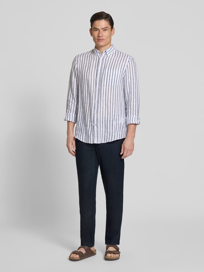 Männermodel trägt Leinenhose mit Eingrifftaschen Modell 'Pandrup' von Casual Friday in Dunkelblau, Regular Fit, Ganzkörperansicht von vorne.