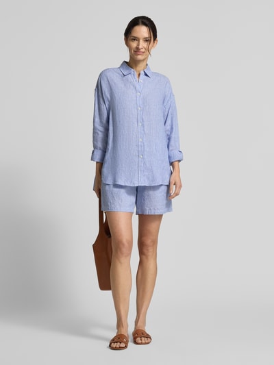 Frauenmodel trägt Leinenshorts mit Streifenmuster Modell 'ERAS' von ECOALF, Reines Leinen, Regular-Fit, elastischer Bund, Ganzkörperansicht von vorne.
