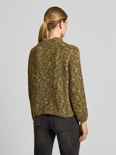 Frauenmodel trägt Regular Fit Pullover mit Lanawoll-Anteil von Rich & Royal in Strick-Optik, meliertes Olivgrün, Rückenansicht, Damen Pullover elastischer Material-Mix, Stehkragen, Rückenlänge 56 cm, Ärmellänge 63 cm.