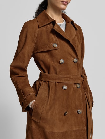 Kobiece modelka nosi Slim Fit Płaszcz z wykładanym kołnierzem Jake*s Collection z weluru, listwa guzikowa 2-rzędowa, długi rękaw, zbliżenie na górną część.