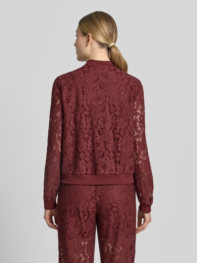 Frauenmodel trägt Regular Fit Blouson aus Baumwoll-Mix Modell 'HONEY' von Vero Moda in Florales-Allover-Muster, Häkel-Optik, bordeauxrot, gerippte Abschlüsse, Ganzkörperansicht Rückansicht.