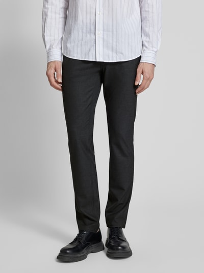Männermodel trägt Hose mit Eingrifftaschen Modell 'Chuck' von Brax in dunklem Farbton, Regular Fit, Material-Mix, Nahaufnahme Vorderansicht.