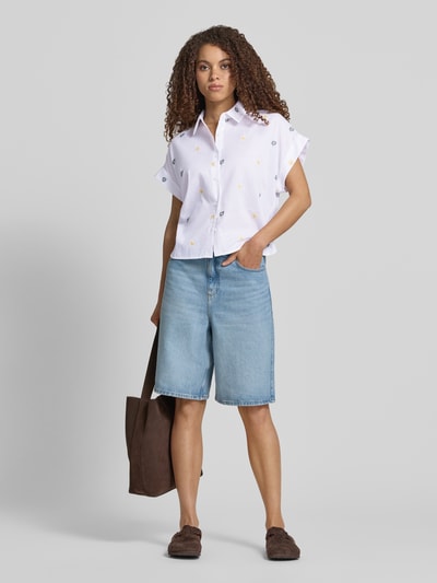 Modelka kobieca nosi Bluse mit Hemdblusenkragen und Knopfleiste od JAKE*S STUDIO WOMAN z czystej bio-bawełny, prosty krój, jasny kolor, naszyte motywy, całkowity widok z przodu.