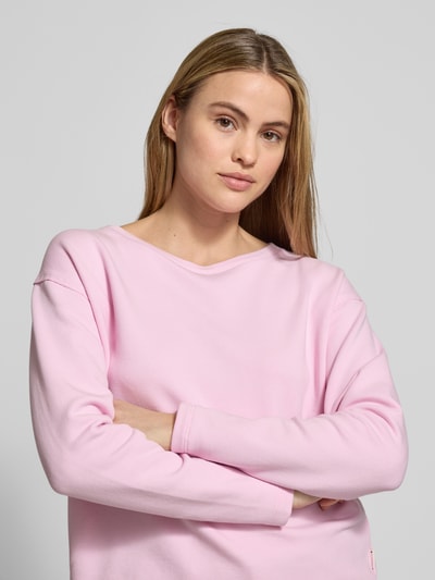 Vrouwenmodel draagt Relaxed Fit sweatshirt uit katoenmix van s.Oliver RED LABEL in effen roze, ronde hals, lange mouw, katoenmix. Nahaufnahme Oberkörper.