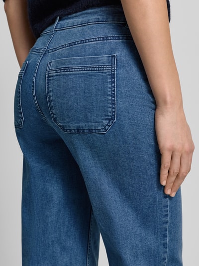Kobiece modelka nosi Jeans in verkürzter Passform od Christian Berg Woman, bawełna ze stretchem, proste nogawki, kieszenie, zbliżenie na biodra, widok z tyłu.