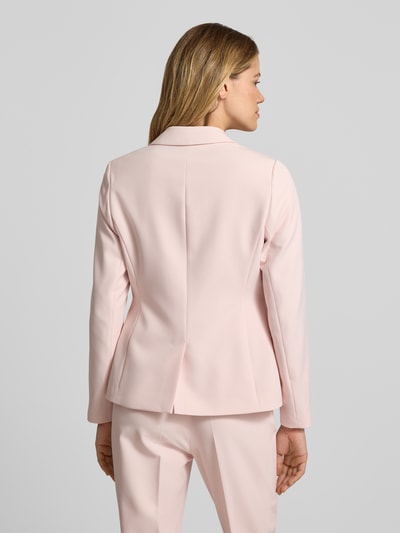 Vrouwenmodel draagt Slim Fit Blazer mit Reverskragen van s.Oliver BLACK LABEL, look: effen, slim fit pasvorm, reverskraag, 1-knoopsluiting, lange mouw, materiaalverwerking: twill. Ganzkörperansicht Rückansicht.