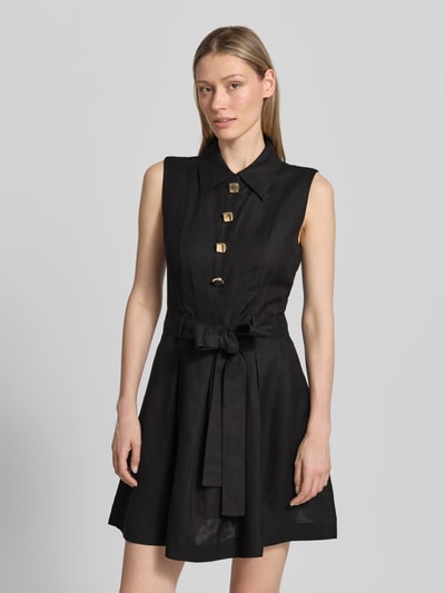 Kobiece modelka nosi czarne tailliertes Freizeitkleid aus Leinen-Viskose-Mix Modell 'KALEISI' von HUGO, matowa faktura, sukienki casualowe, z przodu, półzbliżenie, kontekst: Damen Freizeitkleid von HUGO