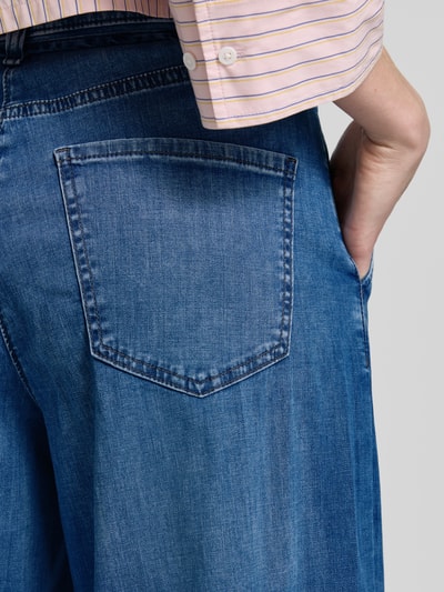 Kobieta modelka nosi Wide Leg Jeans mit Bindegürtel Modell 'WENDY' od MAC, bawełna z elastanem, tekstura dżinsu, zbliżenie tylnej kieszeni, Szerokość w rozmiarze 36/32: 43 cm, długość wewnętrzna nogawki: 82 cm, ujęcie detaliczne