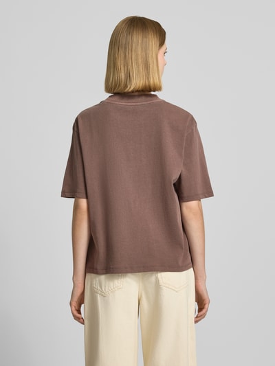 Vrouwenmodel draagt T-shirt Motiv-Print und Rundhalsausschnitt van Jake*s Casual in bruin, puur katoen, relaxed fit, ruglengte maat S 52 cm, ganzlichaamsaanzicht rugaanzicht.