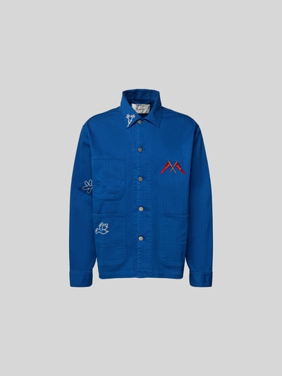 Produktfoto, Hemdjacke mit Motiv-Stitching von Forét in Blau mit roten und weißen Details, Baumwoll-Mix, Relaxed-Fit, aufgesetzte Taschen, durchgängige Knopfleiste, Rückenlänge bei Größe M 73 cm