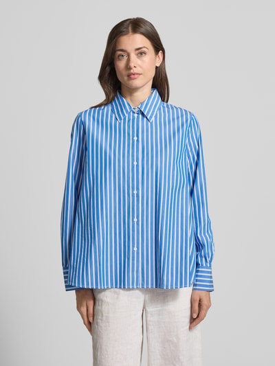 Frauenmodel trägt Relaxed Fit Langarmbluse aus reiner Baumwolle von s.Oliver RED LABEL mit blau-weißen Streifen, Hemdblusenkragen, Popeline-Textur, Ganzkörperansicht von vorne.