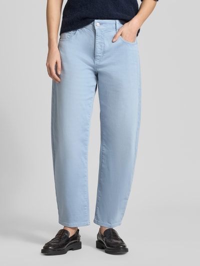 Kobiece model prezentuje Wide Fit Jeans im 5-Pocket-Design Modell 'Danni' od MAC, jasnoniebieski, bawełniany stretch, szerokość w rozmiarze 36: 40 cm, długość wewnętrzna nogawki: 72 cm, widok całej sylwetki z przodu.