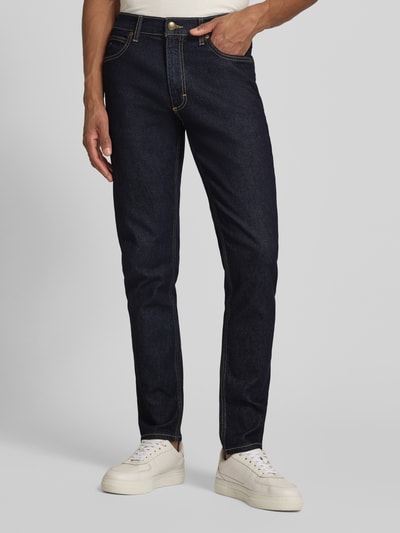 Männermodel trägt Slim Fit Jeans im 5-Pocket-Design Modell 'LUKE' von Lee in Dunkelblau, Baumwoll-Mix, Nahaufnahme Oberkörper