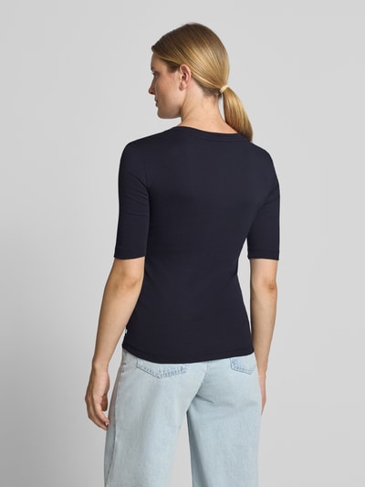 Vrouwenmodel draagt t-shirt met ronde hals en 1/2-mouwen van closed, mix van katoen en modal, slim fit, ruglengte maat S 61 cm, volledig van achteren
