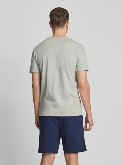 Männermodel trägt T-Shirt mit Logo und Rundhalsausschnitt von GAP in Grau, Reine Baumwolle, Regular-Fit, Rückenlänge 69 cm, Ganzkörperansicht Rückansicht.