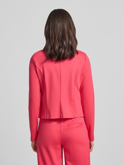 Männermodel trägt Slim Fit Blazer in offener Passform Modell 'KATE' von ICHI, mieszanka materiałów z dodatkiem wiskozy, krój slim fit, długość tyłu w rozmiarze S 54 cm, szerokość w rozmiarze S 46 cm, długość rękawów w rozmiarze S 64 cm, kolor różowy, proste linie, gładka faktura, Ganzkörperansicht Rückansicht.
