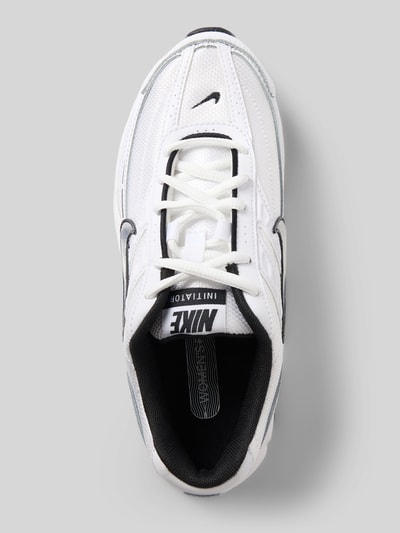 Produktfoto, weiß-grauer Sneaker mit Logo Modell 'Initiator' von Nike, Abgerundete-Spitze, Schnürung, Gummisohle, Damen, Größe 40, Absatzhöhe: 4 cm, Schafthöhe: 6 cm, Schaftweite: 8 cm, strukturierte Oberfläche