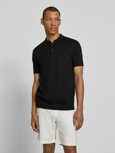 Männermodel trägt Regular Fit Poloshirt aus reiner Baumwolle Modell 'BERG' von SELECTED HOMME, unifarben, Feinripp, Ganzkörperansicht von vorne.