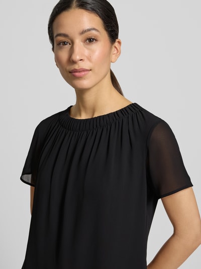 Modelka nosi Regular Fit Blusenshirt mit semitransparenten Ärmeln von s.Oliver BLACK LABEL, czarny szyfon, krój regular fit, półprzezroczyste krótkie rękawy, okrągły dekolt, widok z przodu zbliżenie górnej części ciała