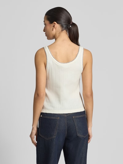 Modelka kobieca nosi Tanktop mit tiefem Rundhalsausschnitt od JAKE*S STUDIO WOMAN, czysta bawełna, krój slim fit, haftowane logo, długość pleców w rozmiarze S: 36 cm, tekstura prążkowana, kolor jasny kremowy, widok całej sylwetki z tyłu.
