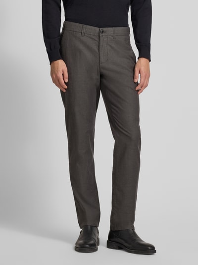 Männermodel trägt Stoffhose mit französischen Eingrifftaschen von MCNEAL, Baumwoll-Elasthan-Mix, gerader Schnitt, Ganzkörperansicht von vorne.