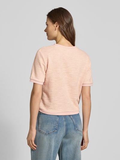 Frauenmodel trägt T-Shirt in Frotte-Optik mit Rundhalsausschnitt von Jake*s Collection, rosé, Boxy-Fit, Baumwoll-Anteil, Ganzkörperansicht Rückansicht.