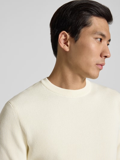 Männermodel trägt Relaxed Fit Strickpullover mit Rundhalsausschnitt von Lindbergh, cremefarben, Ripp-Optik, Nahaufnahme Oberkörper.