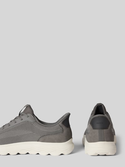 Produktfoto, Slip-on-Sneaker mit profilierter Sohle Modell 'SPHERICA' von Geox in Grau, Abgerundete-Spitze, Schlupfform, Absatzhöhe 5 cm, Schafthöhe 8 cm, Schaftweite 7 cm, seitliche und rückseitige Ansicht, feine Mesh-Optik und glatte Struktursohle