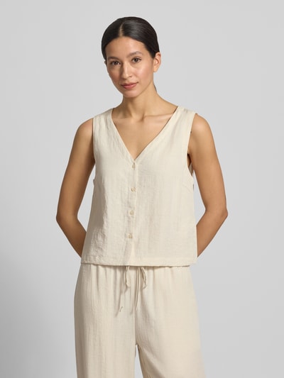 Frauenmodel trägt Regular Fit Bluse Aus Viskose-Mix Modell 'Daria' von MSCH Copenhagen in Beige mit V-Ausschnitt und Knopfleiste, Ganzkörperansicht von vorne.