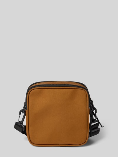 Productfoto, Crossbody Bag met logopatch van Carhartt Work In Progress in bruintint, rechthoekig, textuur van textiel, verstelbare schouderband, hoofdvak met ritssluiting, afneembare schouderband, Breedte maat 1: 17 cm, Lengte maat 1: 18 cm, Diepte maat 1: 6 cm, bandlengte maat 1: 80 cm.