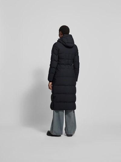 Vrouwenmodel draagt Daunenmantel mit Kapuze van Moose Knuckles, zwarte kleur, getailleerd, kap met stretch, rugaanzicht, Ganzkörperansicht Rückansicht.